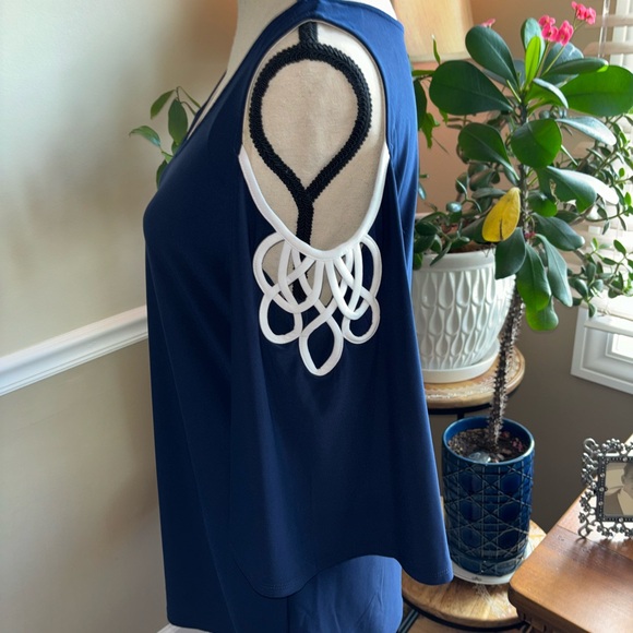 Vince Camuto ~ Garden Romance Cold Shoulder! 💙 - Picture 6 of 11